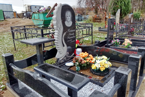 Гранитная мемориальная композиция с оригинально украшенным памятником